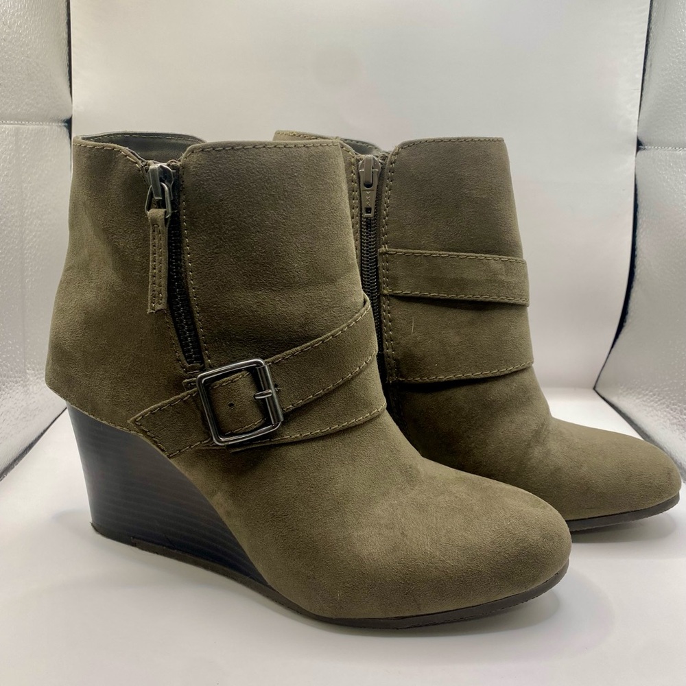 Arizona Jean Company Olive Wedge Boots‎ - Picture 3 of 8